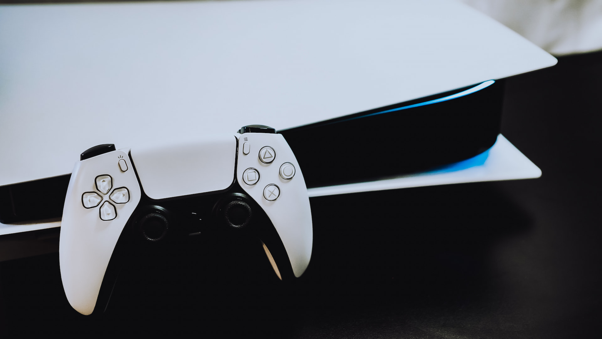 传言称新的 PS5 型号将配备更小的处理器并且运行温度更低