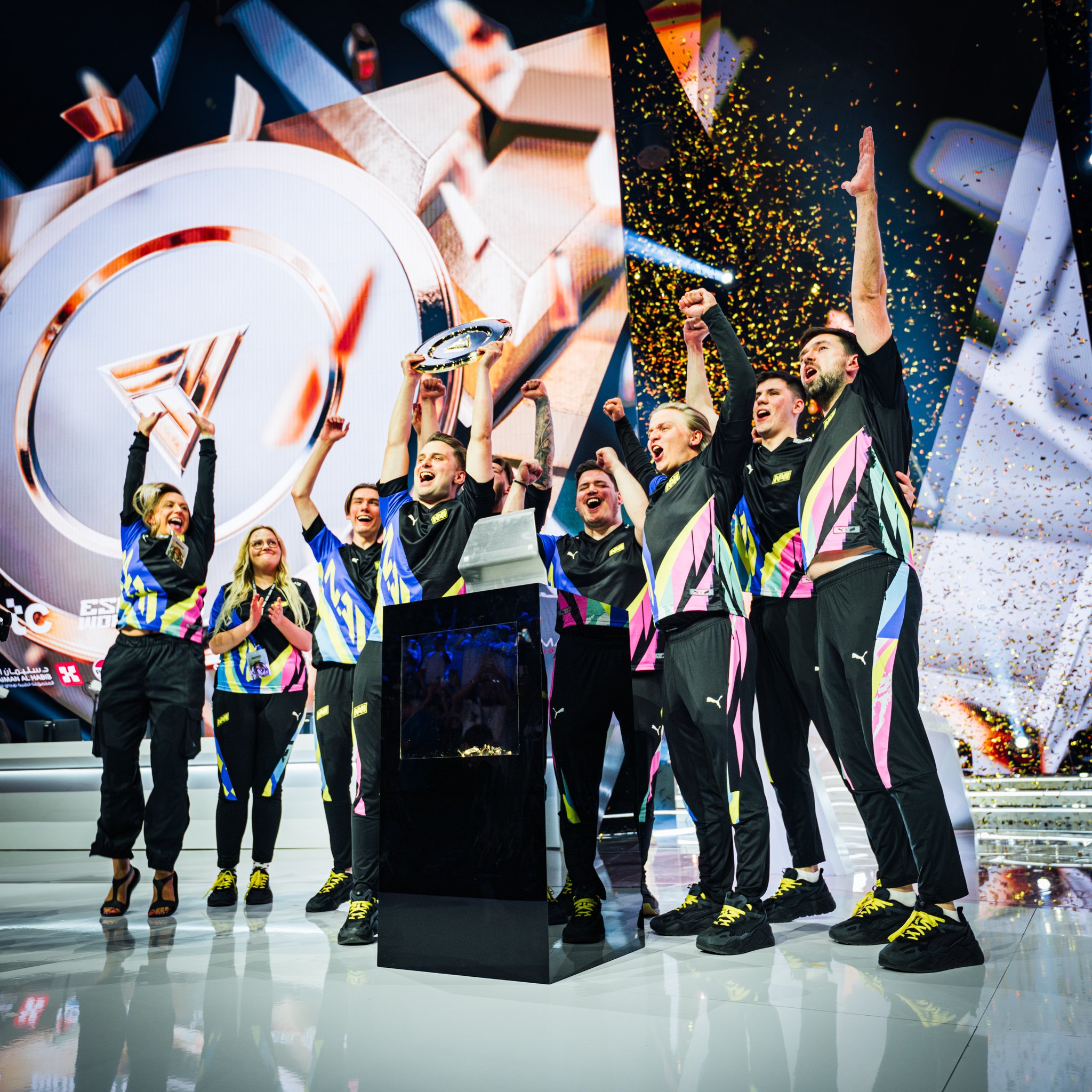 Born to Win 贏得 EWC 獎盃和 40 萬美元獎金